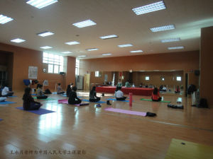 王冰月老師為中國人民大學上瑜伽課