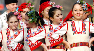 保加利亞少女盛裝吸引富人