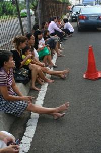 在印度尼西亞首都雅加達，居民在大樓外躲避地震。新華社記者李曉渝攝