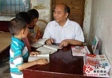 吳永良在輔導學生 圖/謝曉川攝