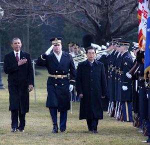 中國國家主席胡錦濤當地時間19日上午來到白宮南草坪，出席美國總統歐巴馬為他舉行的隆重歡迎儀式。圖為胡錦濤在歐巴馬陪同下檢閱儀仗隊。