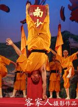 釋理亮表演“一指禪”