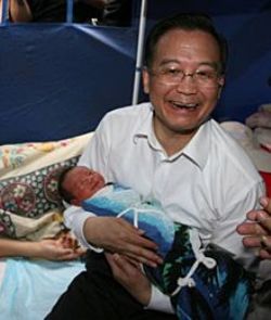 溫家寶抱起在地震當天出生的孩子
