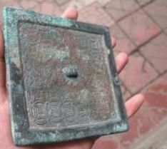 八卦連珠紋方形鏡