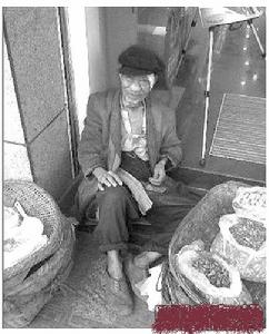 網友幫“豆子大爺”挑擔子