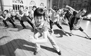 方彬老師在領舞