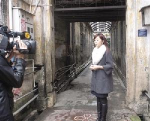 節目視頻截圖，主持人在湛江赤坎老街