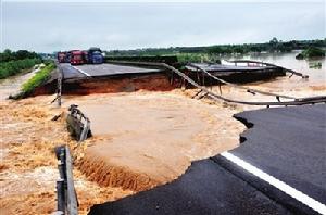 江西遭遇暴雨襲擊，滬昆高速被沖開一個口