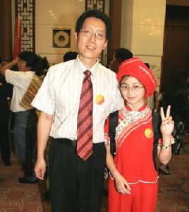 （圖）中國青基會常務副秘書長楊曉禹（左）與受助學生代表顏娜