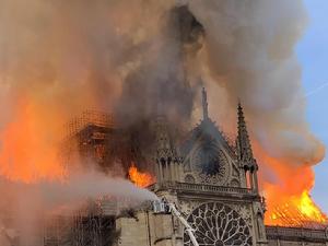 巴黎聖母院火災