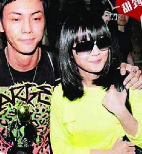 阿Sa和陳偉霆同時現身香港機場，高調秀恩愛