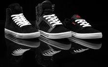 穿好鞋帶後的運動鞋