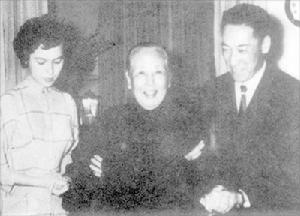 （圖）蔣介石侍妾姚冶誠（中）與蔣緯國、邱愛倫夫婦的合影