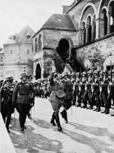 希特勒在戈斯拉爾市檢閱軍隊