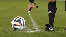 2013年世俱杯上一名裁判正在使用噴霧