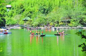 遊客們日前在泛竹筏欣賞湖面風光