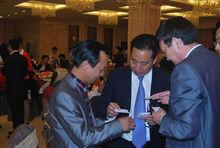 高占全與中共開封市委書記吉炳偉交換名片