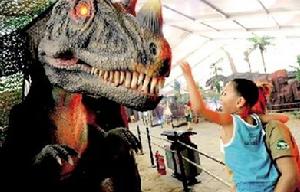 仿真恐龍栩栩如生，遊客靠近時它會轉動頭頸發出吼叫。