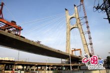 跨穗鹽路斜拉橋勝利合龍