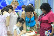 2010世博會國際參展方友人觀摩刺繡