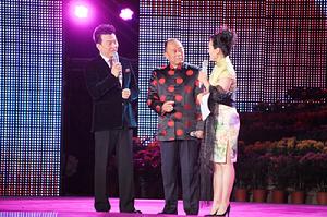 2010藥交會現場接受央視記者現場採訪