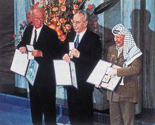 拉賓（左一）1994年接受諾貝爾獎