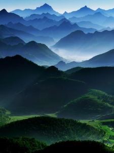 層巒疊嶂 層巒疊嶂