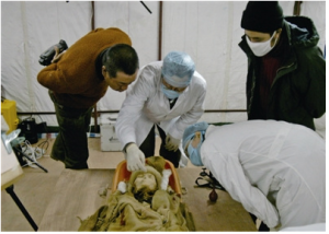 　朱泓（左二）正在對古屍進行研究