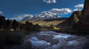 穿行在祁連山正義峽中的黑河