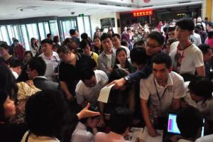 火爆的爭搶簽約現場