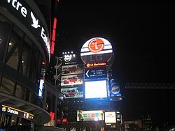 加拿大多倫多登打士廣場的廣告看板，由清晰頻道所擁有。