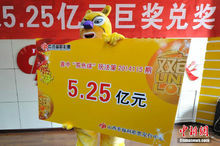 領獎時身著“熊二”裝扮的服裝出現。