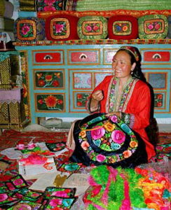 維族女人在刺繡
