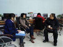 馬老師與職康工作人員溝通了解會員情況