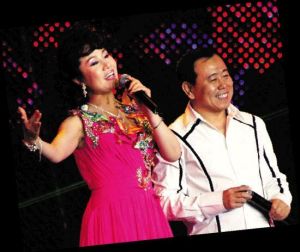 劉春梅與潘長江合唱的《過河》