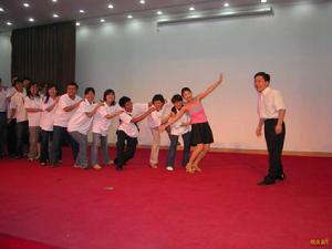 玩老鷹捉小雞的成人