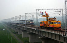 施工人員在進行接觸網調整