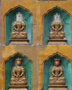 頤和園佛香閣外牆的琉璃佛像，佛頭被破壞。
