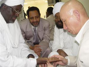 2007年2月在多哈聯合大學，中國穆斯林掌紋診病專家王忠給卡達國伊斯蘭教官員和校長手診