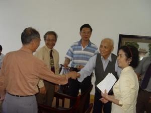 原灕江業大籌委會副主任、業大辦公室主任凌漢民（右二，越南校友問候當年桂林一中的凌漢民老校長）