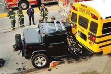 當悍馬撞上校車