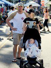 安娜與丈夫克里斯和兒子出街