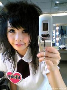 參加黑澀會時的VICKY