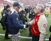 羅德里格斯和特雷塞爾握手