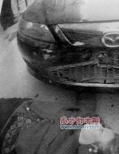 車禍現場，老太被撞後躺在車前