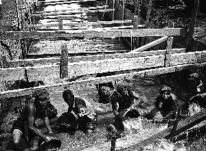 1950年，治理龍鬚溝的工地上熱火朝天，施工人員正在淘水 