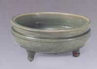 明龍泉窯青釉劃花三足洗 明龍泉窯青釉劃花三足洗