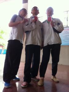 與高中同學戴牌照 左二