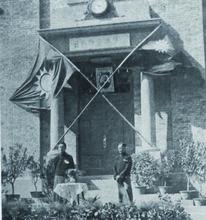 顧毓琇（左）與梅貽琦在清華大學工程館落成儀式上