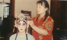 化妝師林玉萍和徐帆在電視劇青衣拍攝現場